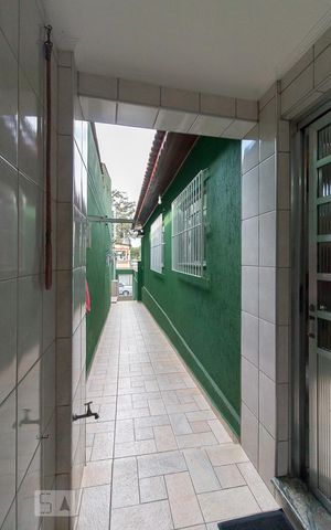 Casa à venda com 205m², 3 quartos e 3 vagasCorredor lateral externo