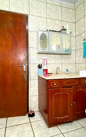 Casa à venda com 97m², 4 quartos e sem vaga Casa à venda com 97m², 4 quartos e sem vagaBanheiro