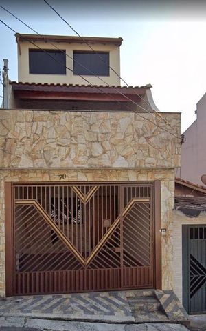 Casa à venda com 380m², 3 quartos e 2 vagas Casa à venda com 380m², 3 quartos e 2 vagasFachada