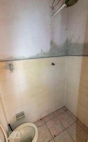 Casa de condomínio à venda com 150m², 2 quartos e 2 vagasBanheiro de serviço