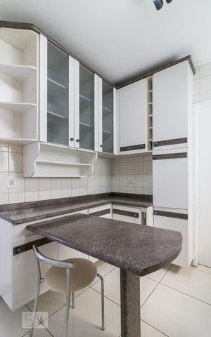Apartamento à venda com 77m², 2 quartos e 1 vagaCozinha - armários e bancada