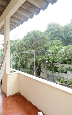 Casa à venda com 450m², 5 quartos e 2 vagas Casa à venda com 450m², 5 quartos e 2 vagasVaranda da Sala