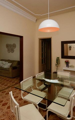 Casa à venda com 450m², 5 quartos e 2 vagas Casa à venda com 450m², 5 quartos e 2 vagasSala