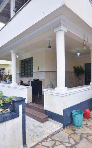 Casa à venda com 450m², 5 quartos e 2 vagas Casa à venda com 450m², 5 quartos e 2 vagasFachada da casa