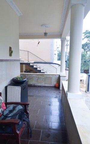 Casa à venda com 450m², 5 quartos e 2 vagas Casa à venda com 450m², 5 quartos e 2 vagasVaranda