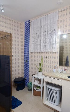 Casa à venda com 450m², 5 quartos e 2 vagas Casa à venda com 450m², 5 quartos e 2 vagasBanheiro Social