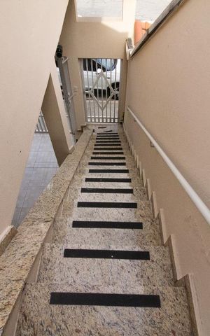 Casa à venda com 147m², 3 quartos e 3 vagasEscada