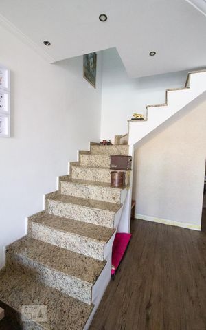 Casa à venda com 147m², 3 quartos e 3 vagasEscada
