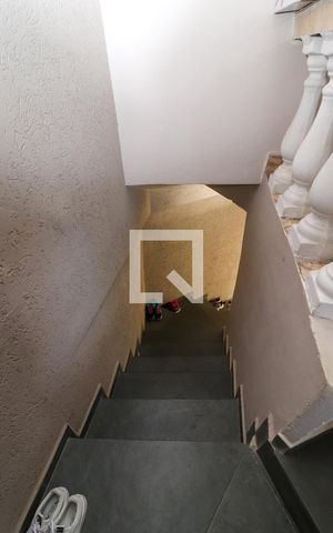 Casa à venda com 160m², 3 quartos e 2 vagasEscada