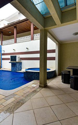 Casa à venda com 335m², 7 quartos e 7 vagas Casa à venda com 335m², 7 quartos e 7 vagasÁrea comum - Piscina