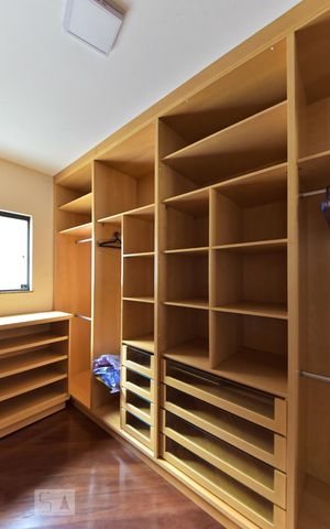 Casa à venda com 335m², 7 quartos e 7 vagas Casa à venda com 335m², 7 quartos e 7 vagasCloset da suíte 3