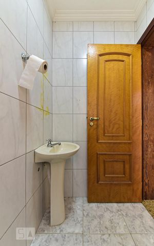 Casa à venda com 335m², 7 quartos e 7 vagas Casa à venda com 335m², 7 quartos e 7 vagasBanheiro de Serviço