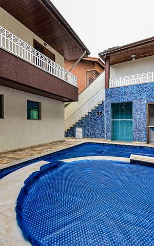 Casa à venda com 335m², 7 quartos e 7 vagas Casa à venda com 335m², 7 quartos e 7 vagasÁrea comum - Piscina