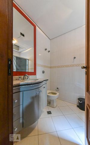 Casa à venda com 335m², 7 quartos e 7 vagas Casa à venda com 335m², 7 quartos e 7 vagasBanheiro da Suíte 1