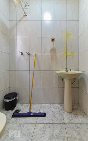 Casa à venda com 335m², 7 quartos e 7 vagas Casa à venda com 335m², 7 quartos e 7 vagasBanheiro de Serviço