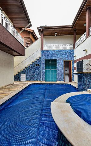 Casa à venda com 335m², 7 quartos e 7 vagas Casa à venda com 335m², 7 quartos e 7 vagasÁrea comum - Piscina