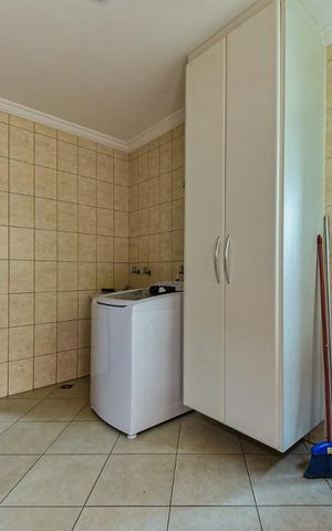 Casa à venda com 335m², 7 quartos e 7 vagas Casa à venda com 335m², 7 quartos e 7 vagasÁrea de Serviço