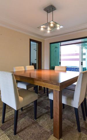 Casa à venda com 335m², 7 quartos e 7 vagas Casa à venda com 335m², 7 quartos e 7 vagasSala de Jantar