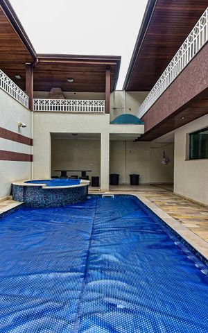 Casa à venda com 335m², 7 quartos e 7 vagas Casa à venda com 335m², 7 quartos e 7 vagasÁrea comum - Piscina