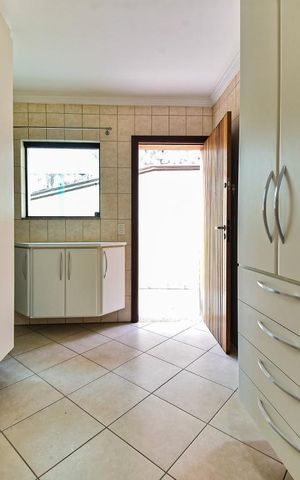 Casa à venda com 335m², 7 quartos e 7 vagas Casa à venda com 335m², 7 quartos e 7 vagasÁrea de Serviço