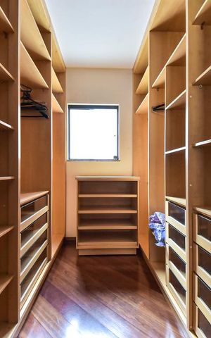 Casa à venda com 335m², 7 quartos e 7 vagas Casa à venda com 335m², 7 quartos e 7 vagasCloset da suíte 3