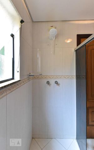 Casa à venda com 335m², 7 quartos e 7 vagas Casa à venda com 335m², 7 quartos e 7 vagasBanheiro da Suíte 1