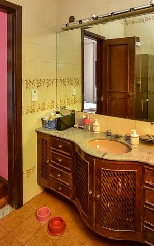 Casa à venda com 650m², 5 quartos e 4 vagasBanheiro Suíte 2