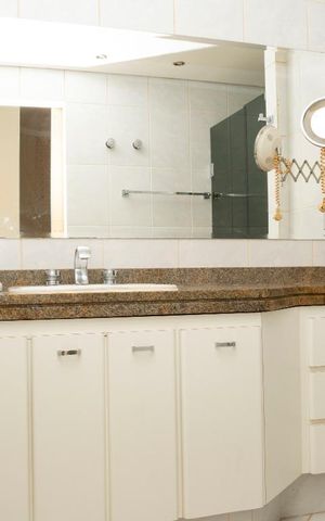 Apartamento à venda com 200m², 4 quartos e 3 vagasBanheiro da Suíte 1