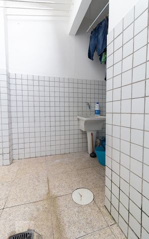 Casa de condomínio à venda com 350m², 3 quartos e 6 vagas Casa de condomínio à venda com 350m², 3 quartos e 6 vagasÁrea de Serviço