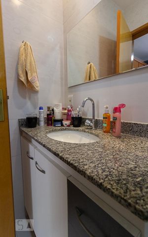 Casa de condomínio à venda com 350m², 3 quartos e 6 vagas Casa de condomínio à venda com 350m², 3 quartos e 6 vagasBanheiro da Suíte 2