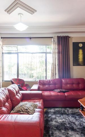 Casa à venda com 244m², 5 quartos e 3 vagas Casa à venda com 244m², 5 quartos e 3 vagasSala