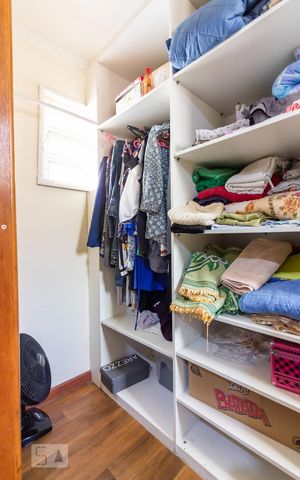 Casa à venda com 244m², 5 quartos e 3 vagas Casa à venda com 244m², 5 quartos e 3 vagasCloset