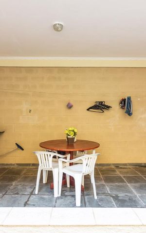 Casa à venda com 244m², 5 quartos e 3 vagas Casa à venda com 244m², 5 quartos e 3 vagasÁrea de Serviço