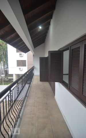 Casa à venda com 250m², 3 quartos e 6 vagasSacada