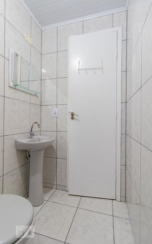 Casa à venda com 68m², 2 quartos e sem vaga Casa à venda com 68m², 2 quartos e sem vagaBanheiro