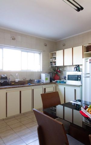 Casa à venda com 200m², 3 quartos e 2 vagas Casa à venda com 200m², 3 quartos e 2 vagasCozinha