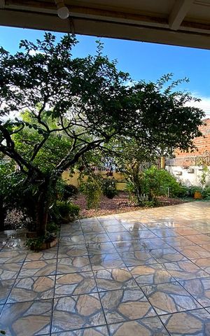 Casa à venda com 200m², 2 quartos e 4 vagas Casa à venda com 200m², 2 quartos e 4 vagasGaragem