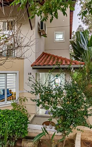 Casa de condomínio à venda com 117m², 4 quartos e 2 vagas Casa de condomínio à venda com 117m², 4 quartos e 2 vagasFachada