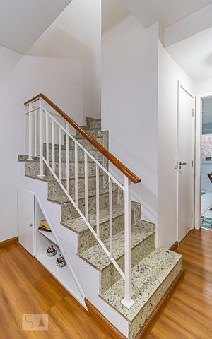 Casa de condomínio à venda com 117m², 4 quartos e 2 vagas Casa de condomínio à venda com 117m², 4 quartos e 2 vagasEscada