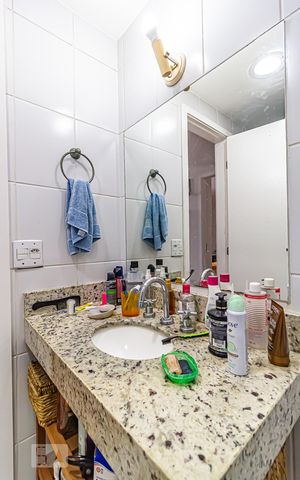 Casa de condomínio à venda com 117m², 4 quartos e 2 vagas Casa de condomínio à venda com 117m², 4 quartos e 2 vagasBanheiro Social 2