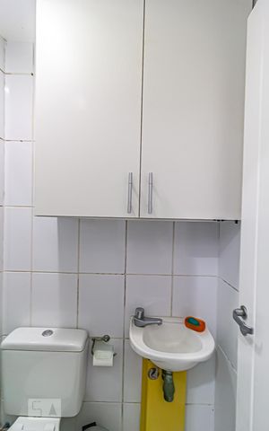 Casa de condomínio à venda com 117m², 4 quartos e 2 vagas Casa de condomínio à venda com 117m², 4 quartos e 2 vagasBanheiro Social 1