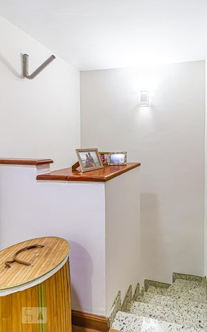 Casa de condomínio à venda com 117m², 4 quartos e 2 vagas Casa de condomínio à venda com 117m², 4 quartos e 2 vagasEscada