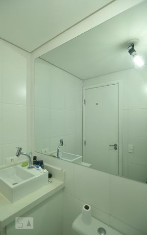 Apartamento para alugar com 52m², 2 quartos e 1 vagaEspelho do banheiro