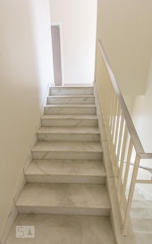 Casa à venda com 310m², 3 quartos e 3 vagasEscada
