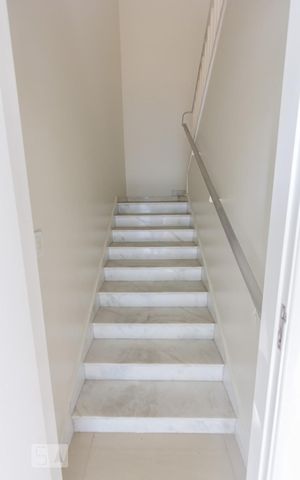Casa à venda com 310m², 3 quartos e 3 vagasEscada