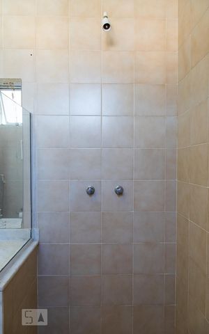 Casa de condomínio à venda com 470m², 6 quartos e 4 vagas Casa de condomínio à venda com 470m², 6 quartos e 4 vagasBanheiro social
