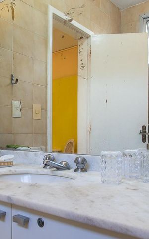 Casa de condomínio à venda com 470m², 6 quartos e 4 vagas Casa de condomínio à venda com 470m², 6 quartos e 4 vagasBanheiro social