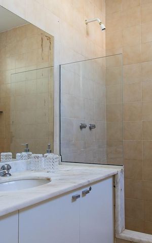Casa de condomínio à venda com 470m², 6 quartos e 4 vagas Casa de condomínio à venda com 470m², 6 quartos e 4 vagasBanheiro social
