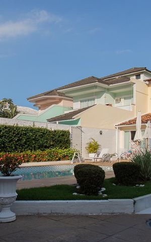 Casa de condomínio à venda com 470m², 6 quartos e 4 vagas Casa de condomínio à venda com 470m², 6 quartos e 4 vagasFachada