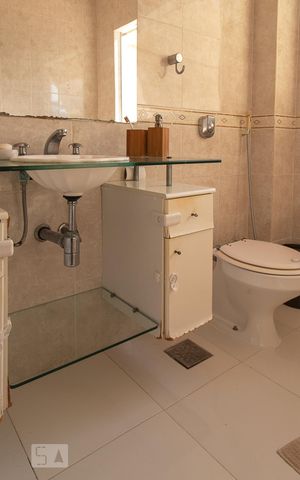Casa de condomínio à venda com 470m², 6 quartos e 4 vagas Casa de condomínio à venda com 470m², 6 quartos e 4 vagasBanheiro suíte 2